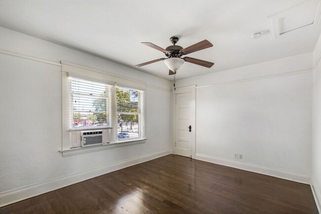 Building Photo - Charming craftsman home located in the hig...