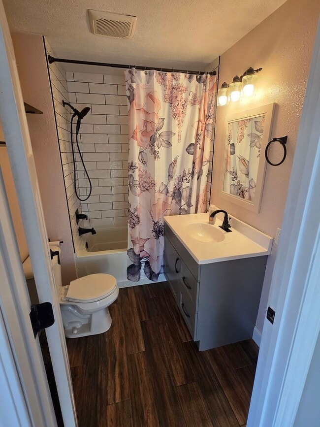 Building Photo - Charming 2 Bed | 1 Bath in a Beautiful Neighborhood