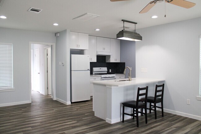 Building Photo - OLMOS PARK TERRACE DUPLEX