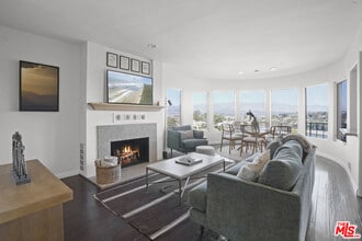 Building Photo - 1850 San Jacinto St