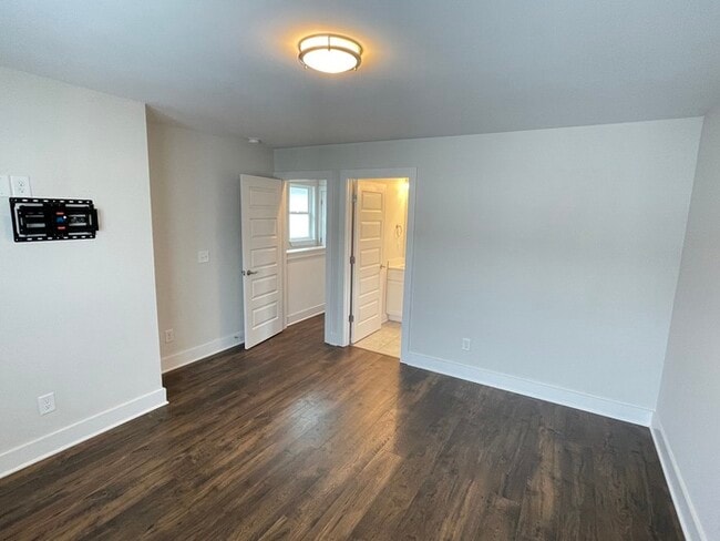 Building Photo - Off Stewart's Ferry Pk in Donelson with fe...