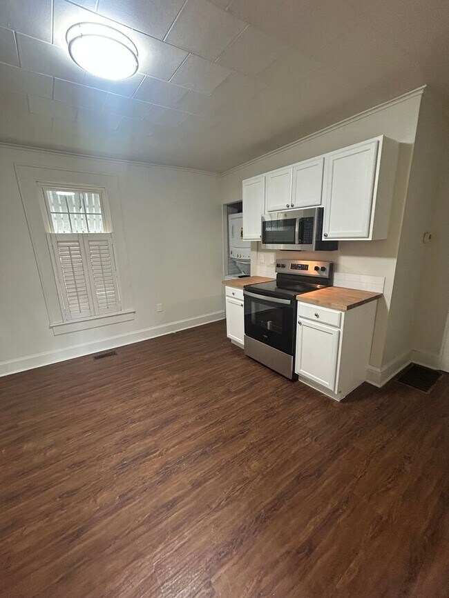 Building Photo - Stylish One-Level Living with Deck & Fenced Backyard