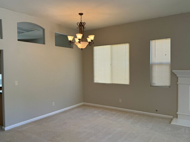 Building Photo - Possible 4th Bedroom