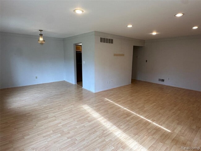 Building Photo - 628 E Fox Hills Dr