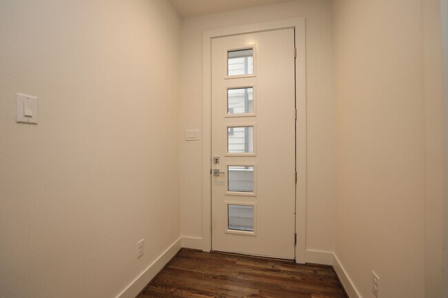 Building Photo - 1537 W 24th St