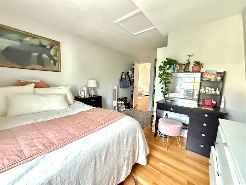 Building Photo - 373 K St