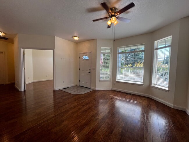Building Photo - 3/2/2 Gorgeous Home In Gardnerville - Ruhe...