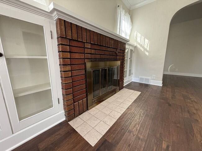 Building Photo - Newly Renovated 3 Bed, 1 Bath House w/ Bonus Room!