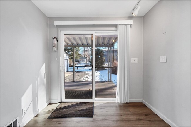 Building Photo - Stunning 3 bedroom home