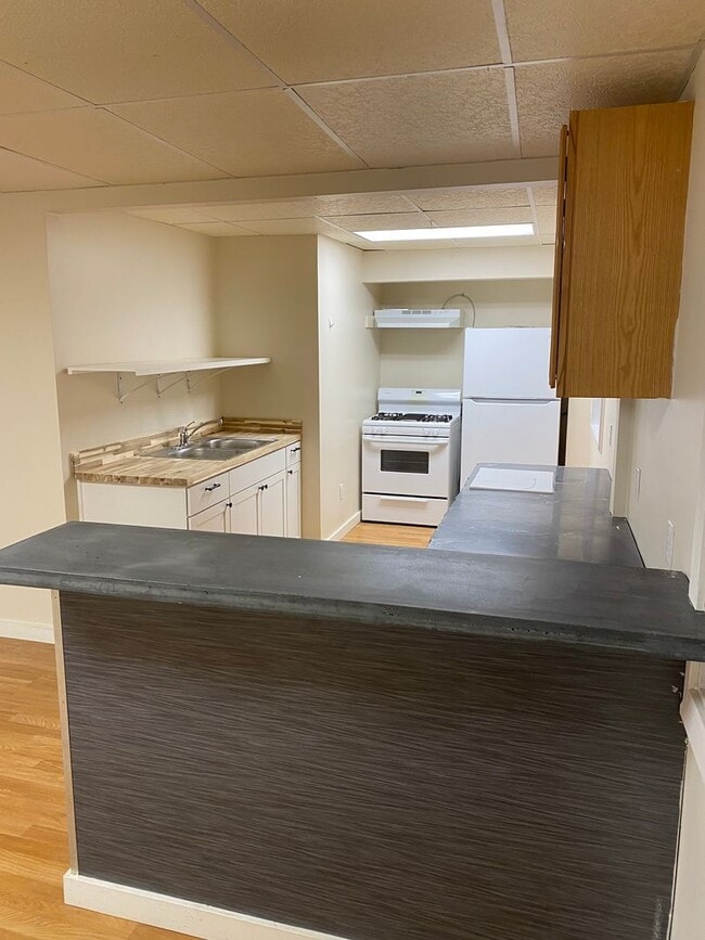 Building Photo - one bedroom Apartment