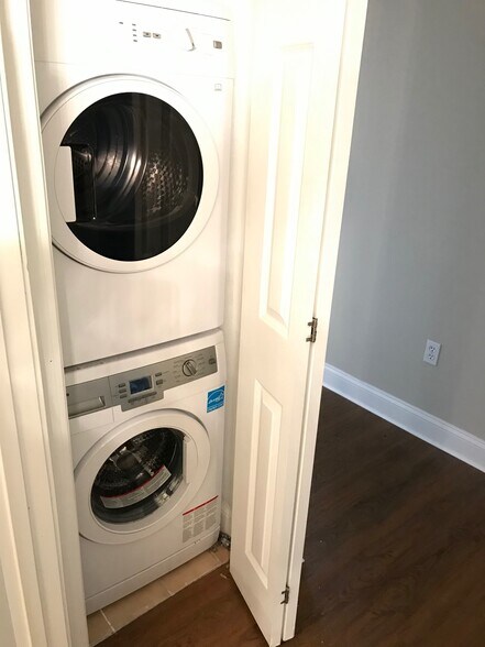 Building Photo - 1522 VFW Pky