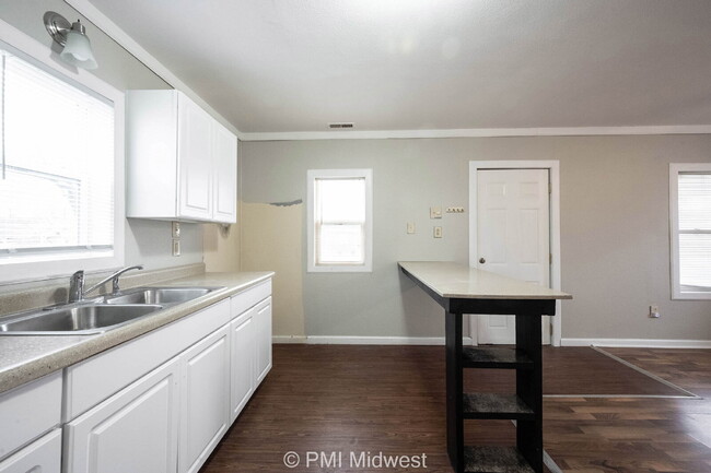 Building Photo - "Cozy 1-Bedroom Haven in Greenfield with E...