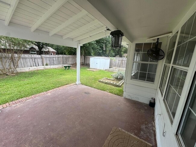Building Photo - 16101 W Dorman Dr