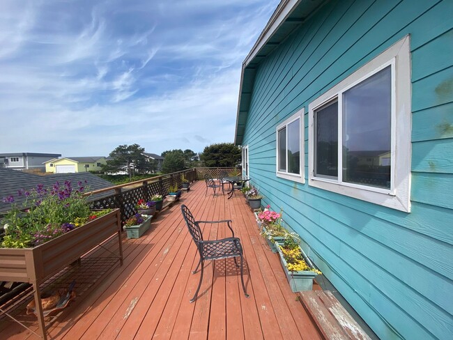 Building Photo - Ocean Park 2-Story Home, Deck with Views, Separate Living Spaces