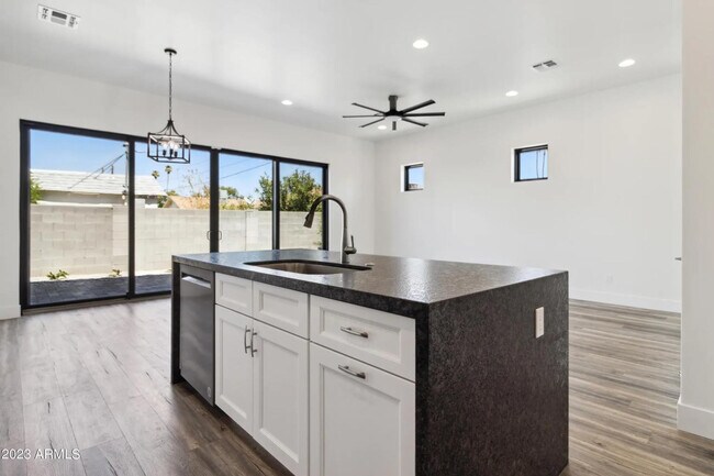 Building Photo - 902 W Hazelwood St