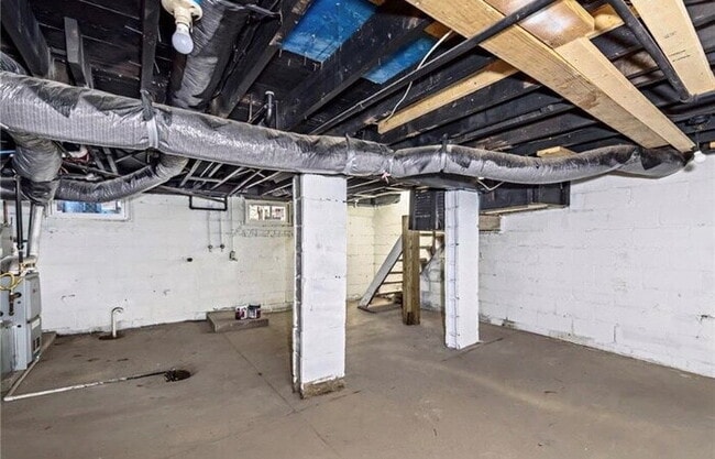 Building Photo - SOUTH BROAD RIPPLE 2 BEDROOM W/BASEMENT RECENTLY UPDATED