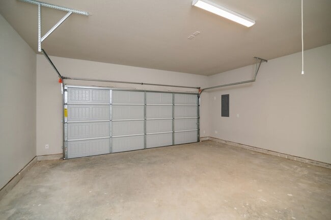 Building Photo - AVAILABLE NOW! GORGEOUS 3 BEDROOM DUPLEX LOCATED IN MIDLOTHIAN ISD!