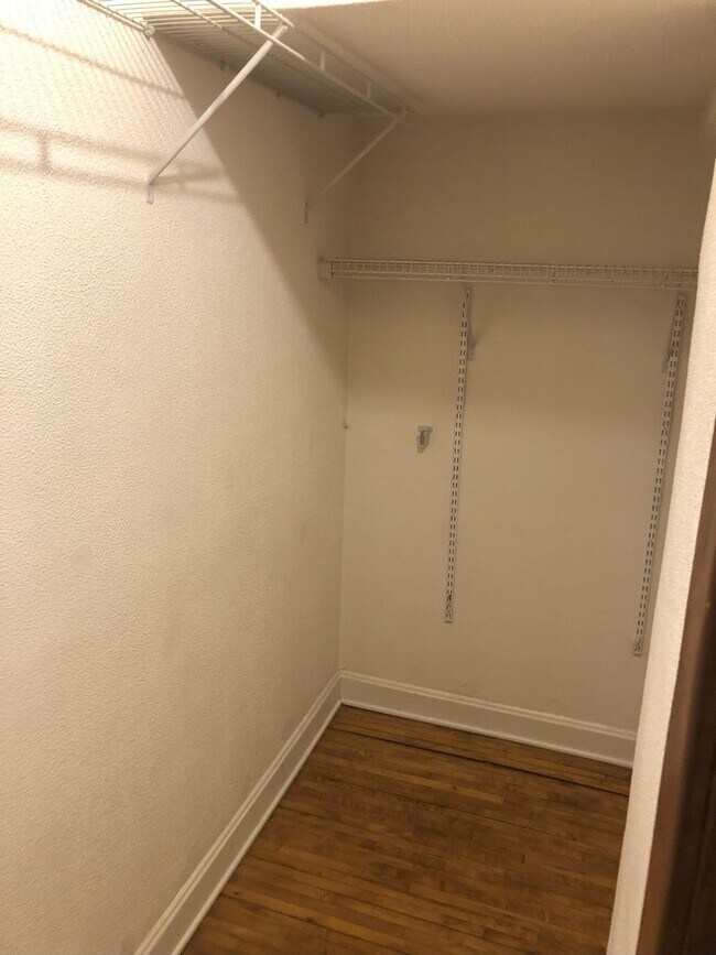 Building Photo - Minneapolis Duplex for Rent