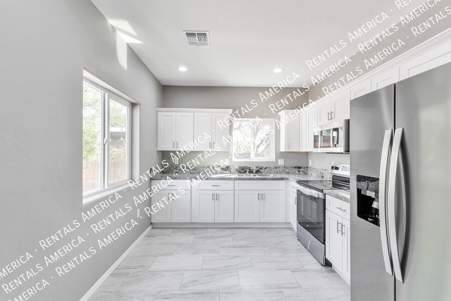 Building Photo - 1625 N Mountain View Ave