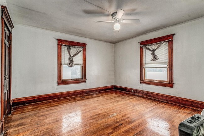 Building Photo - 912 E 31st St