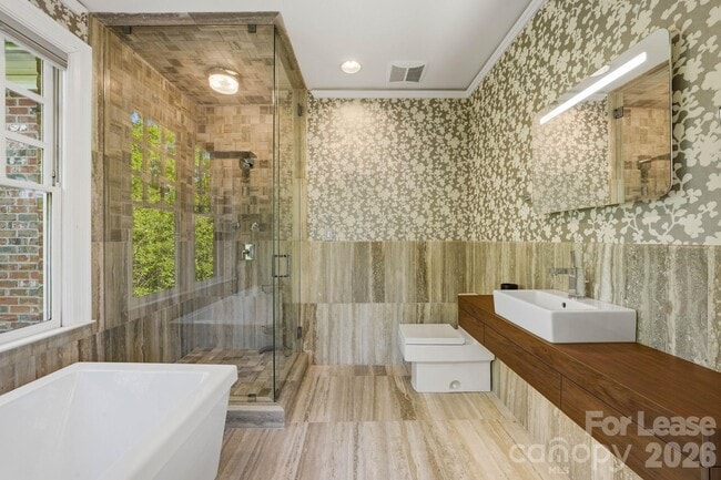 Building Photo - 1124 Dilworth Crescent Row