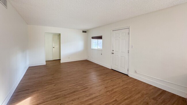 Building Photo - Move-In Ready 3-Bedroom with Pool / Lawn and Pool Service Included!