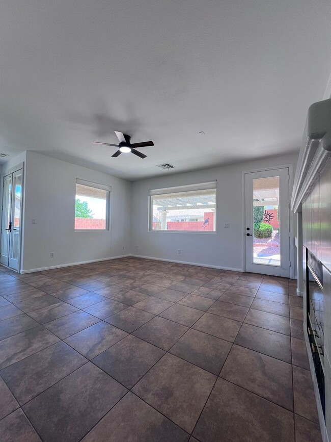 Building Photo - Stunning 4-Bed 3 Car Garage Gated Single S...