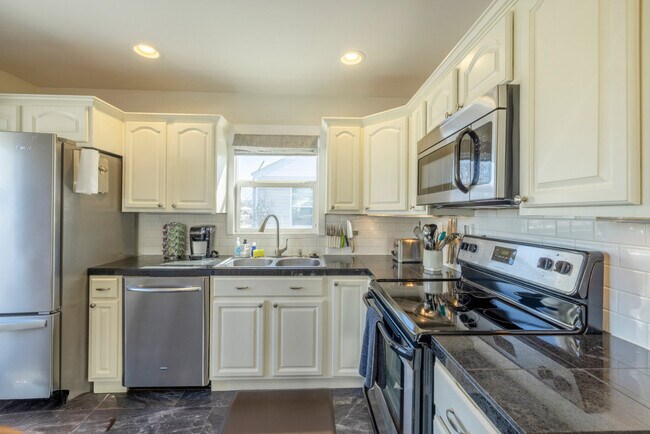 Building Photo - 356 E Utopia Ave