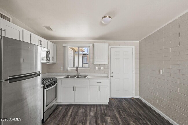 Building Photo - 221 5th Ave E