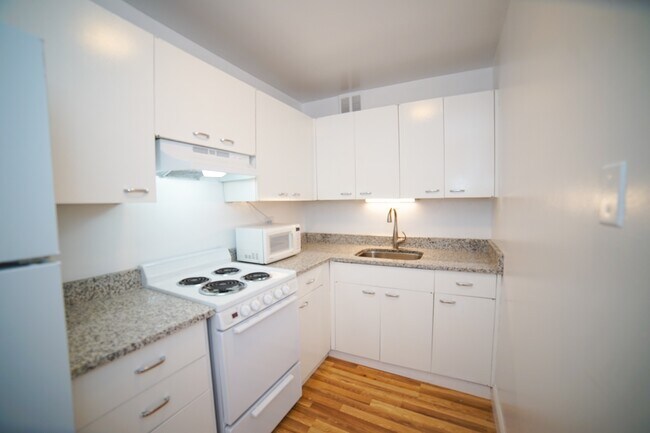 Building Photo - 2626 N Lakeview Ave
