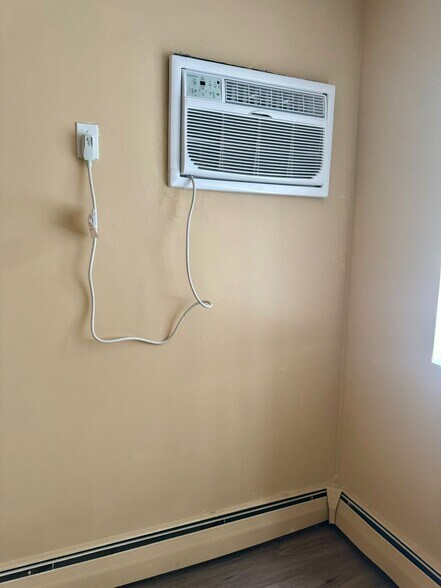 Building Photo - 32 Whites Ave