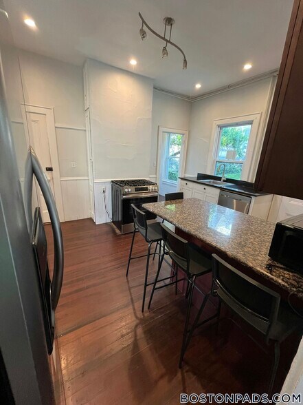 Building Photo - 76 Curtis St