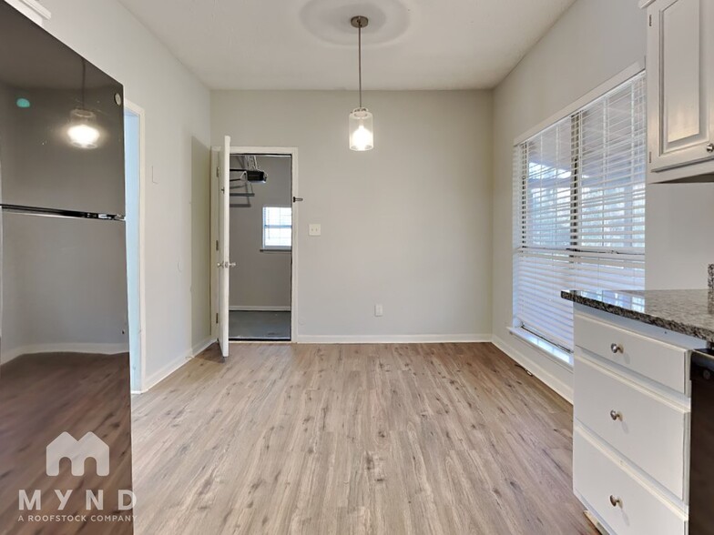 Building Photo - 560 Meadowbrook Dr