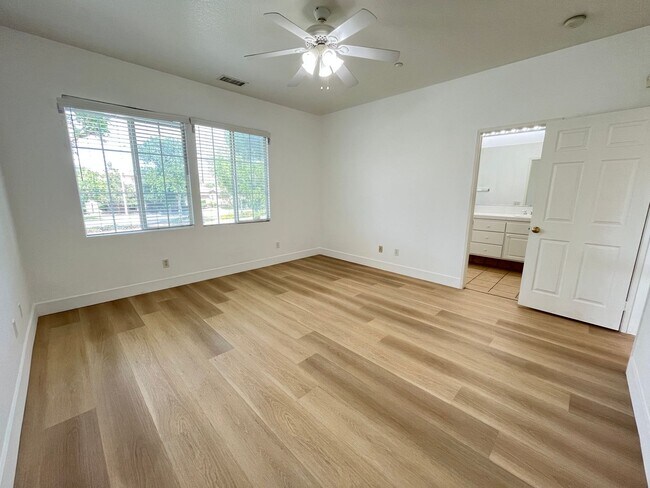 Building Photo - 3 bedroom, 2.5 bath Home for Rent in the Riverwalk