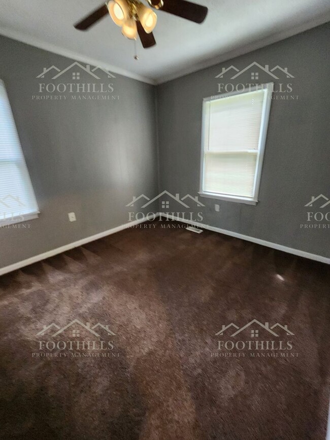 Building Photo - Move-In Ready 3BR Home with New Carpet, Ga...