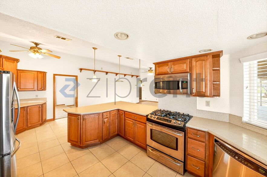 Building Photo - 15380 Mission St