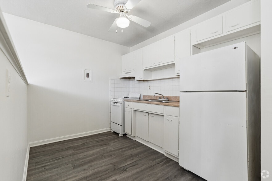 1BR, 1BA - 700SF - Kitchen - Yvonne Apartments
