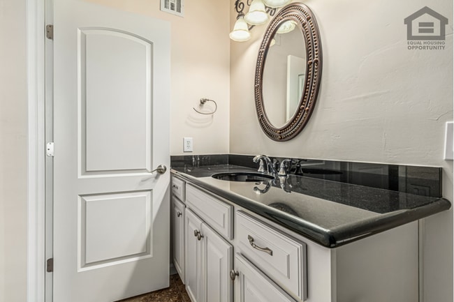 Building Photo - 3Bed/3Bath House at Thomas/7th Ave! Ready for Immediate Move-In! -- NO HOA! FULLY REMODELED!