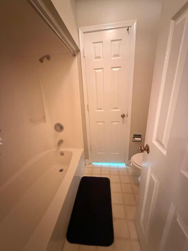 Building Photo - 304 Westlake Ct