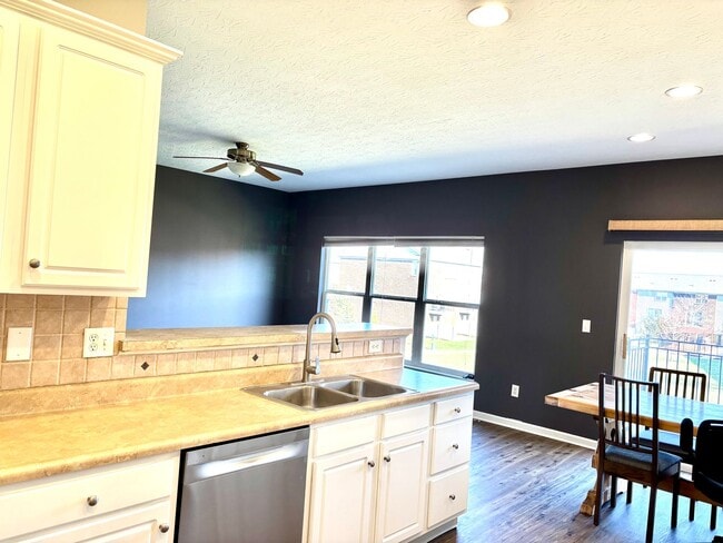 Building Photo - Don't miss out on this great 3 bed 3.5 bath townhouse with tons of amenities!