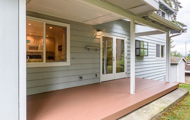 Building Photo - Spacious 5-Bedroom Home in Prime Location