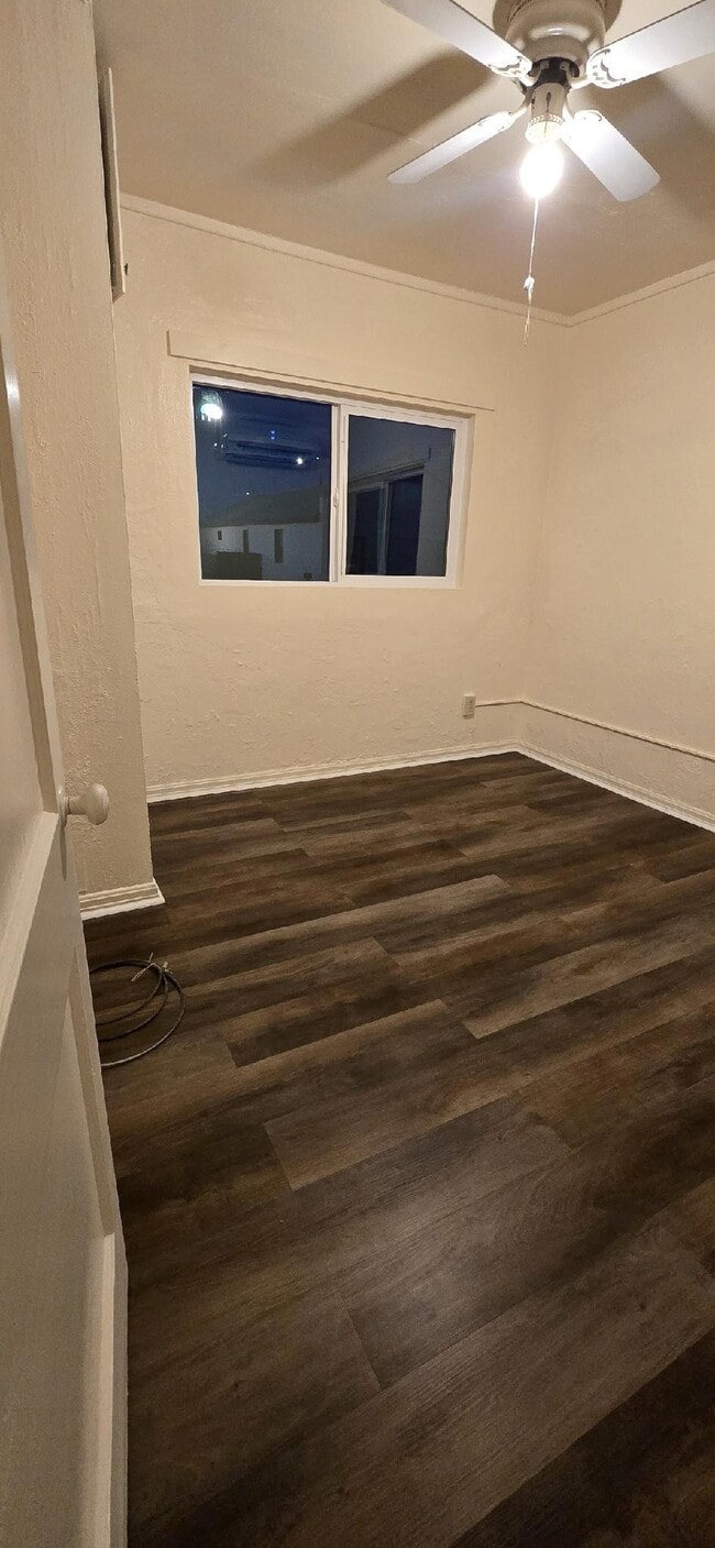 Building Photo - 405 W Oak St