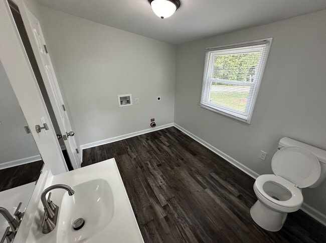 Building Photo - Brand New High Point 2 Bed, 1 1/2 Bath wit...