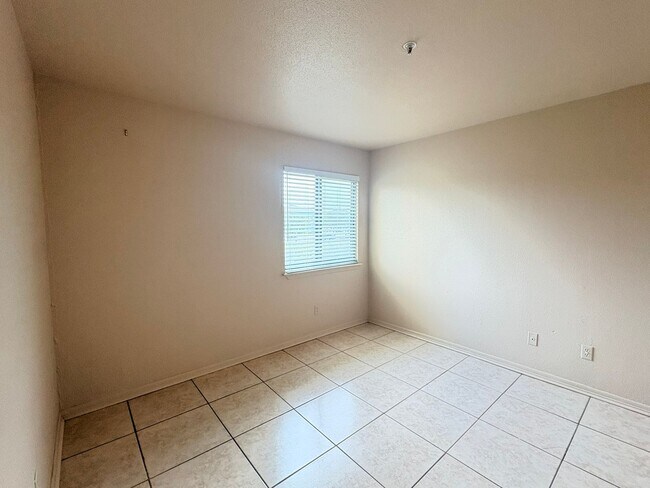 Building Photo - 2937 Winkler Ave
