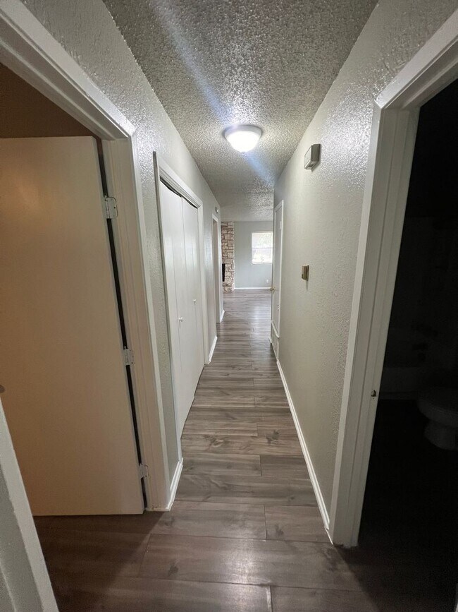 Building Photo - Unlock Your Austin Dream: Cozy 2BD/2BA Retreat in Trendy Crestview – Pets Welcome, Balcony Bliss!