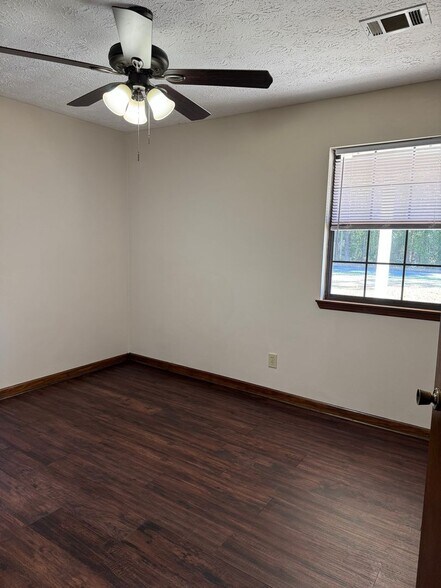 Building Photo - 165 Paces Dr