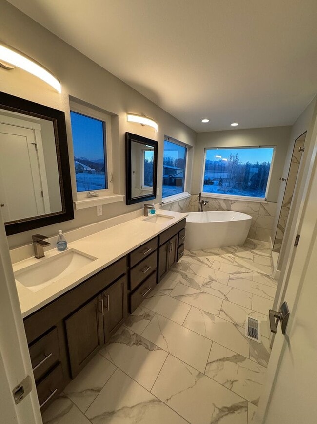 Building Photo - Beautiful 4 Bedroom Home in Desirable Wasi...