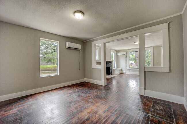 Building Photo - Freshly Updated 2 Bedroom House