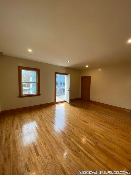 Building Photo - 10 Westminster Ave