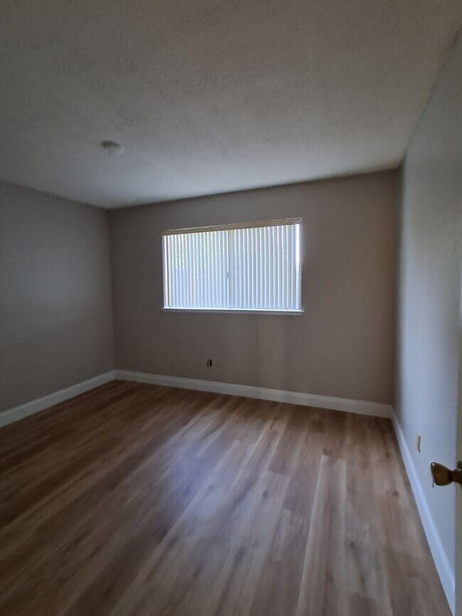 Building Photo - Roseville 2 Bedroom Duplex, New Carpet, Central Heat and Air, Large Fenced Yard